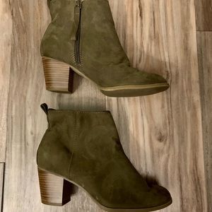 Women’s Old Navy Dark Olive Green Heeled Booties Size 7